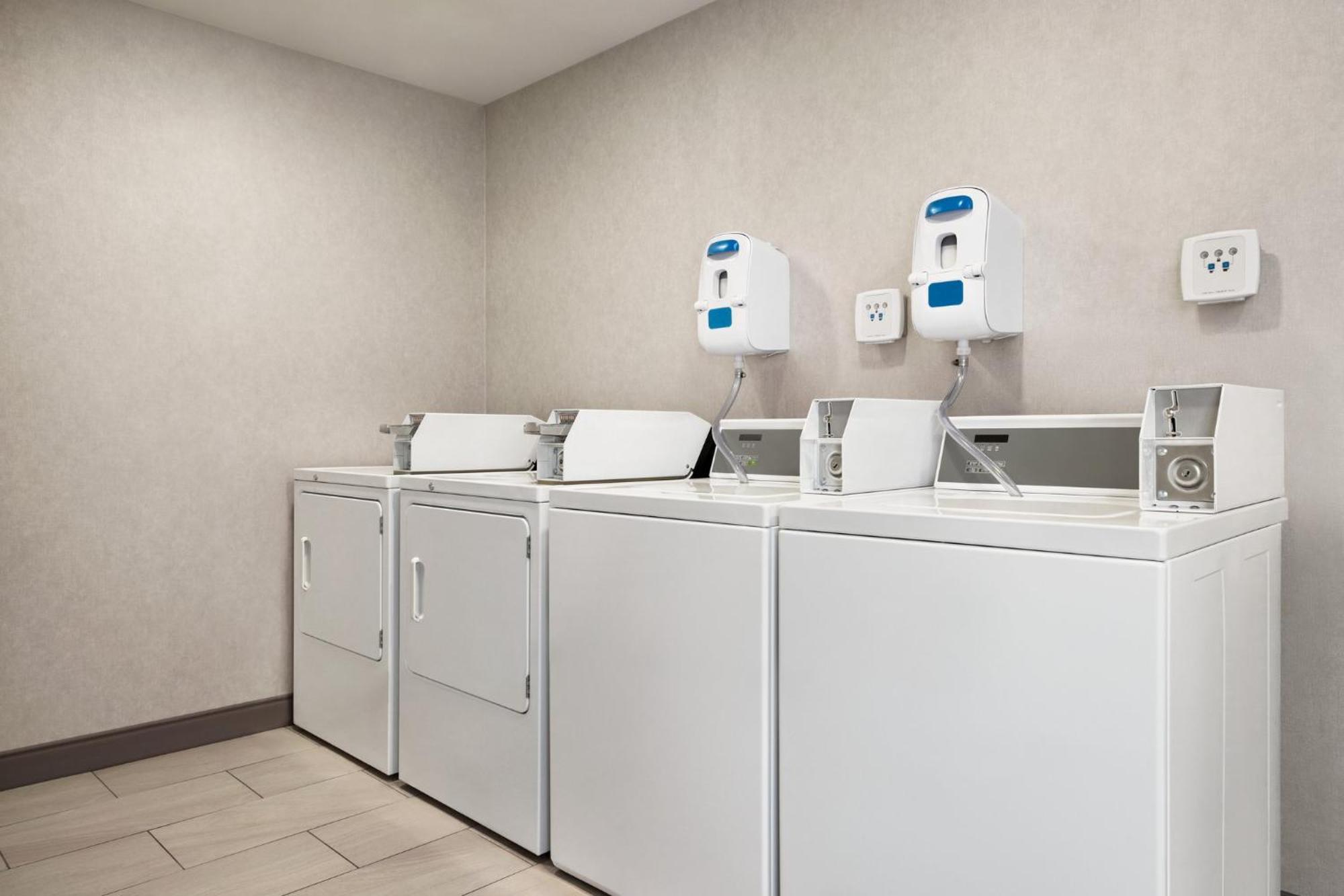 Holiday Inn Express Syracuse Airport By Ihg North Syracuse Eksteriør billede